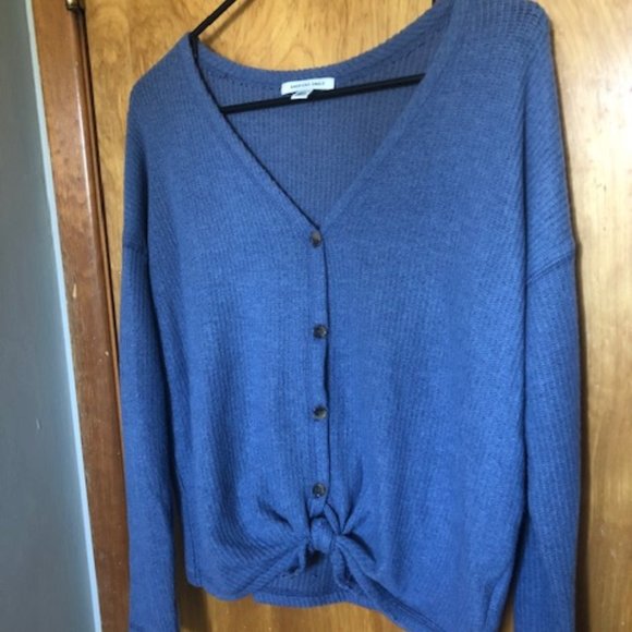 Bundle 3/$15 - AE Long Sleeve - Picture 2 of 3